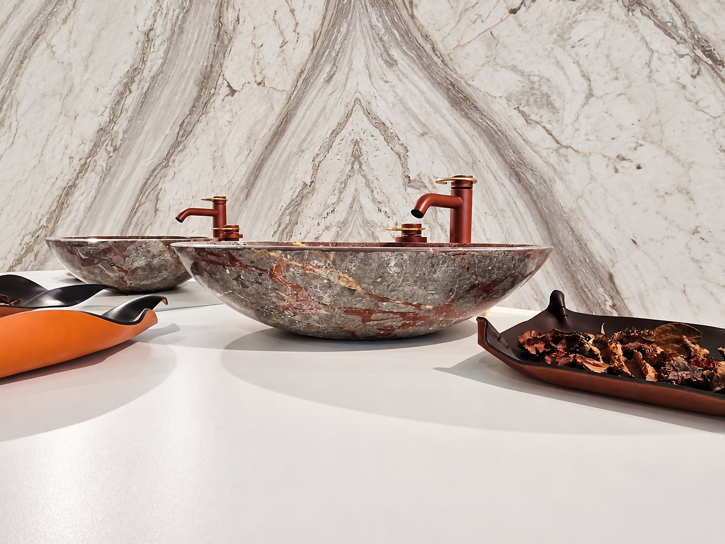 Lavabo ovale in breccia con doppio rubinetto rame/oro