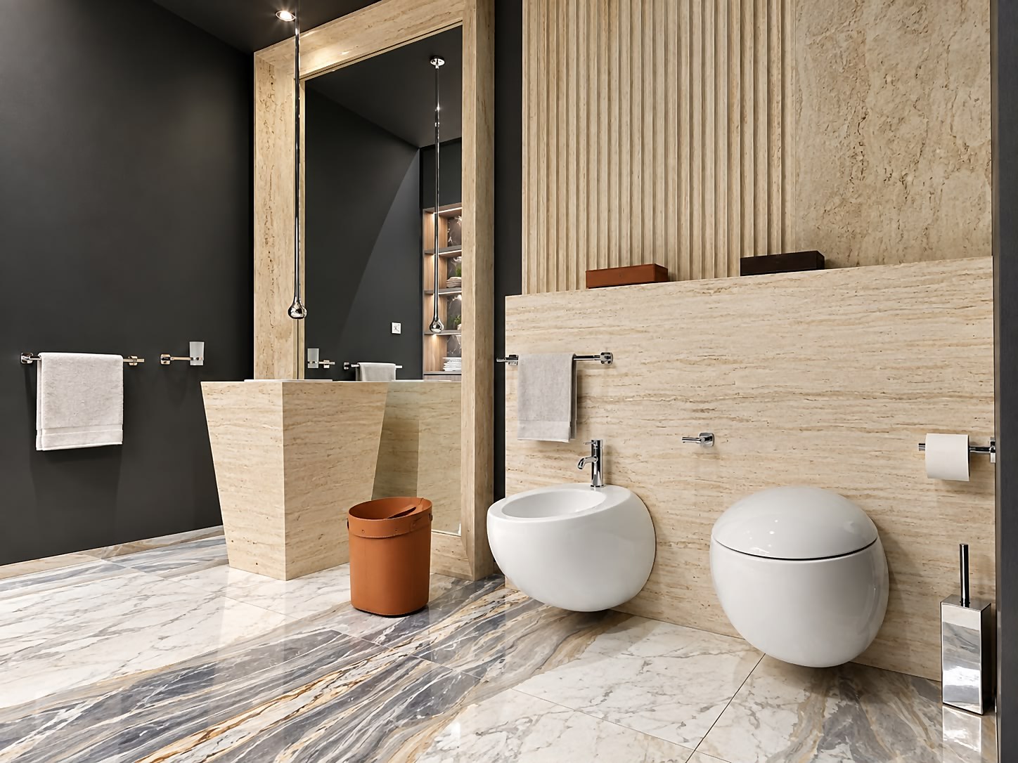 Bagno in travertino con boiserie scanalata