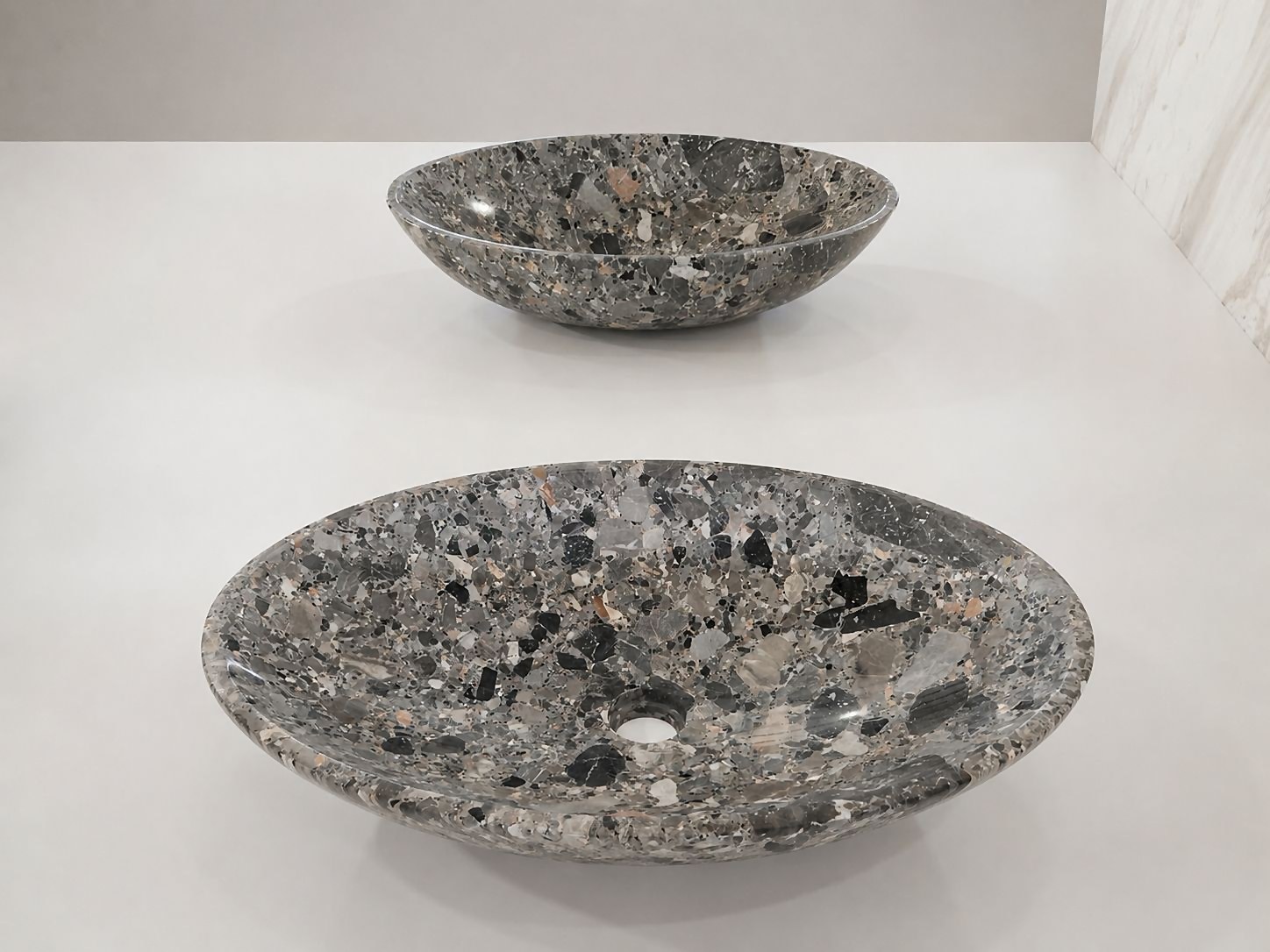 Lavabi ovali in breccia grigio-rosso-nero