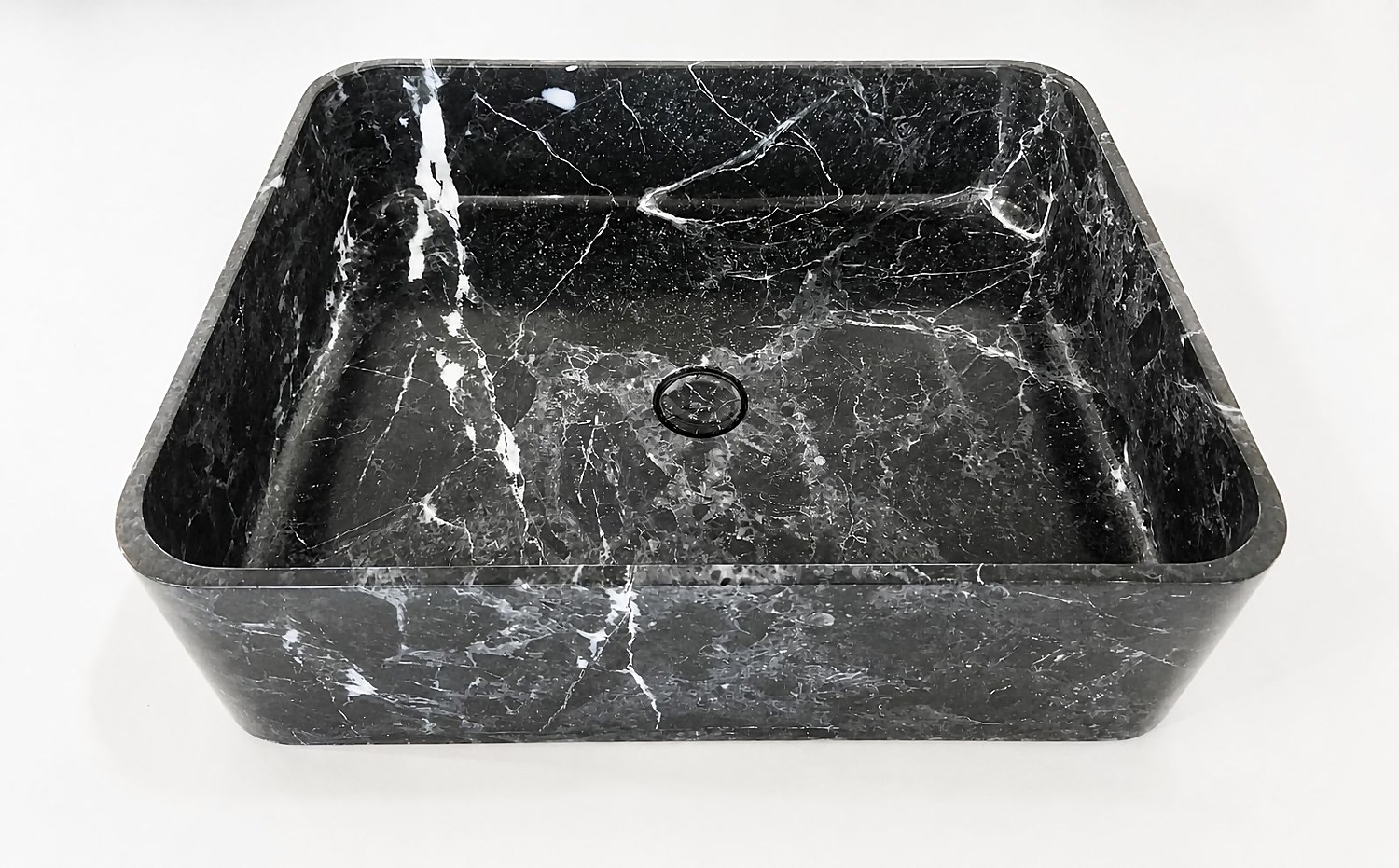 Lavabo quadrato in marmo venato, ripresa dall'alto