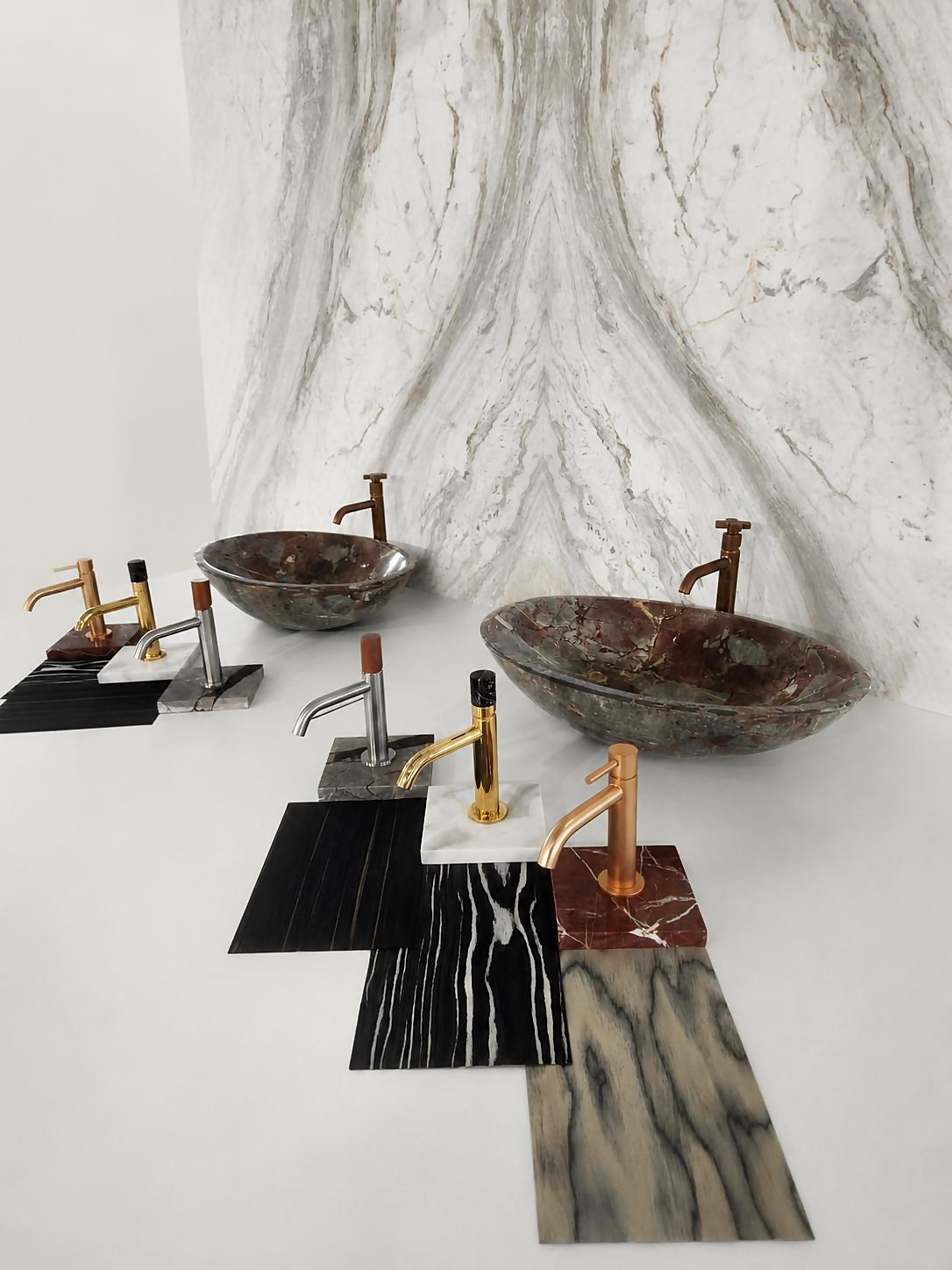 Flatlay di rubinetti su campioni di marmo scuro