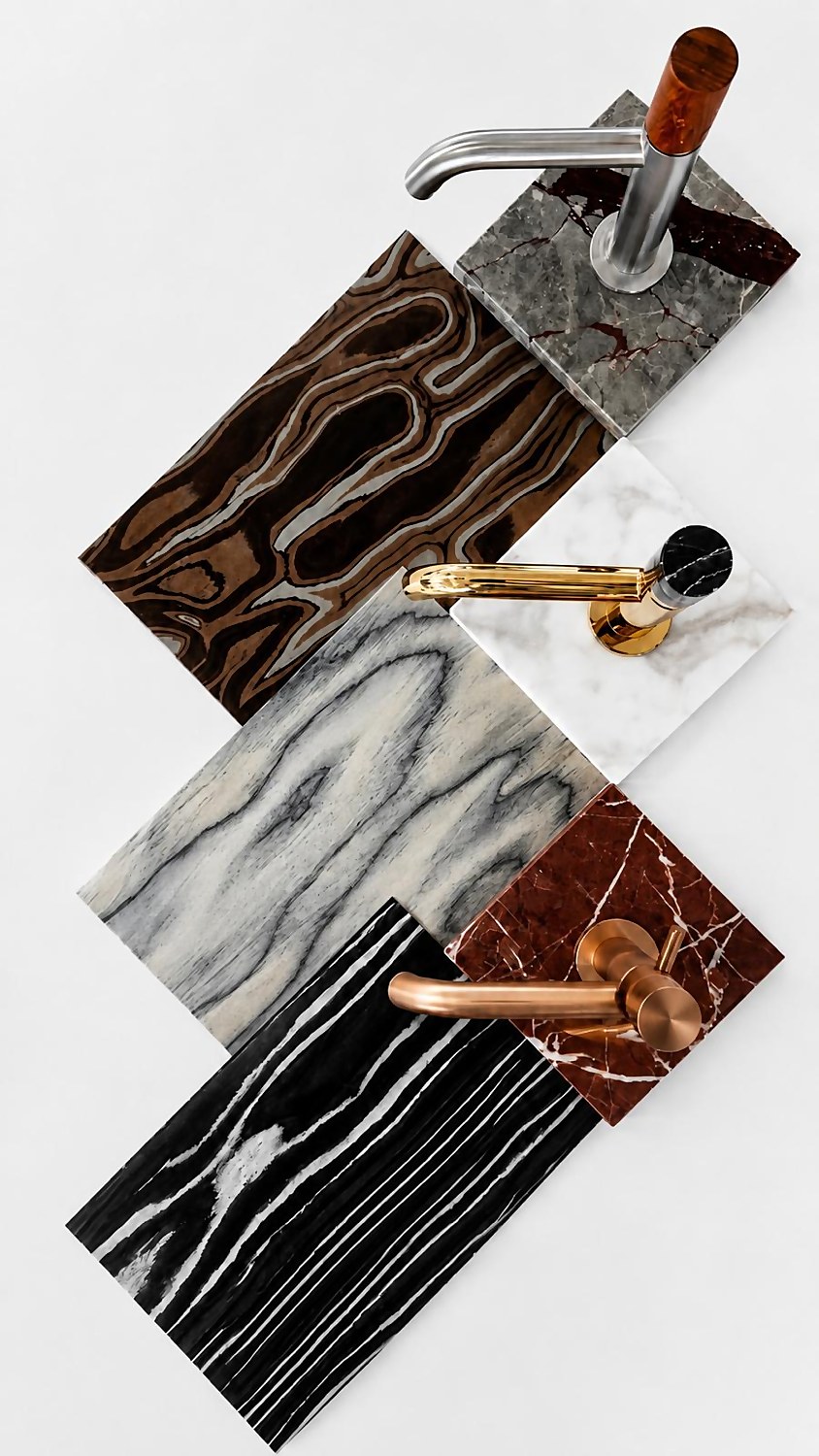 Flatlay di campioni marmo con rubinetteria