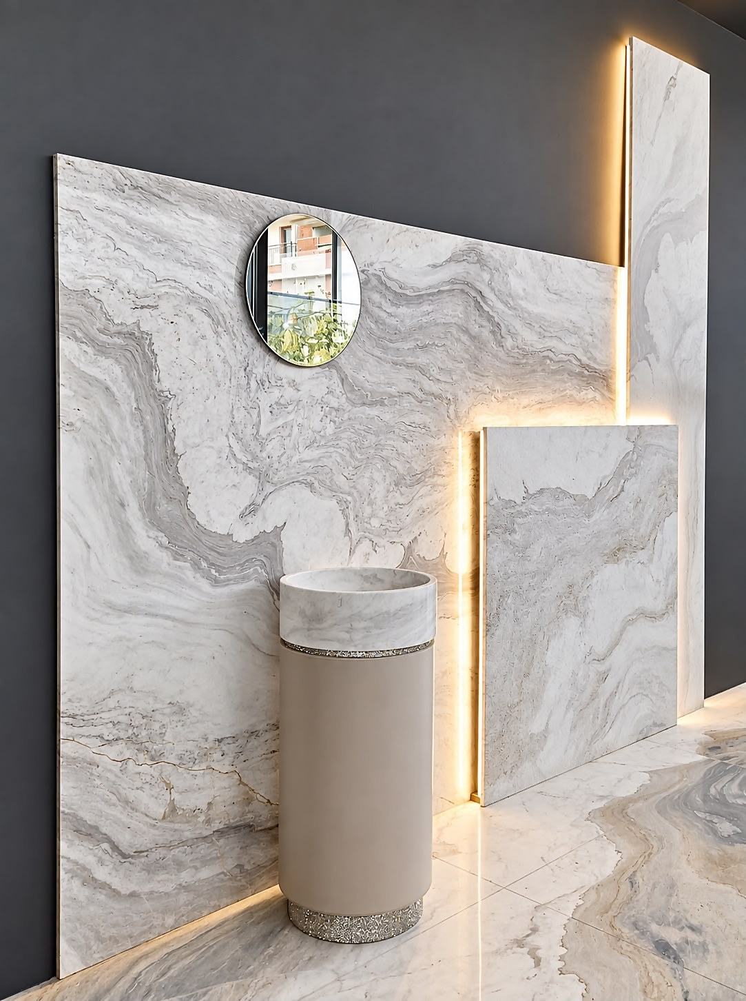 Lavabo a colonna su parete in marmo ondulato