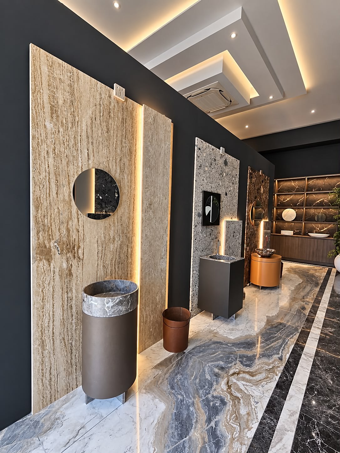 Corridoio showroom, pannelli in travertino e terrazzo