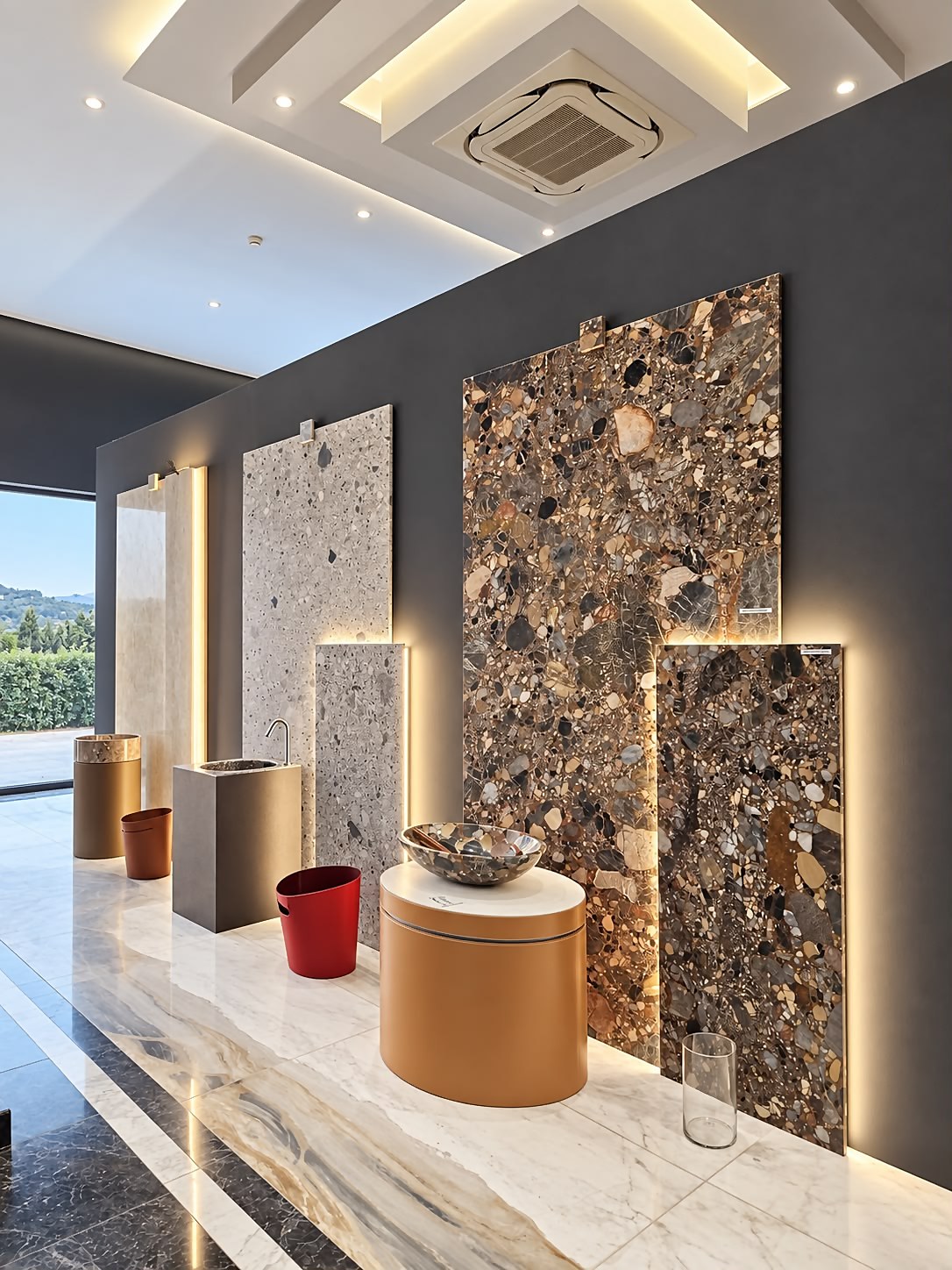 Lastre di breccia multicolore e terrazzo grigio