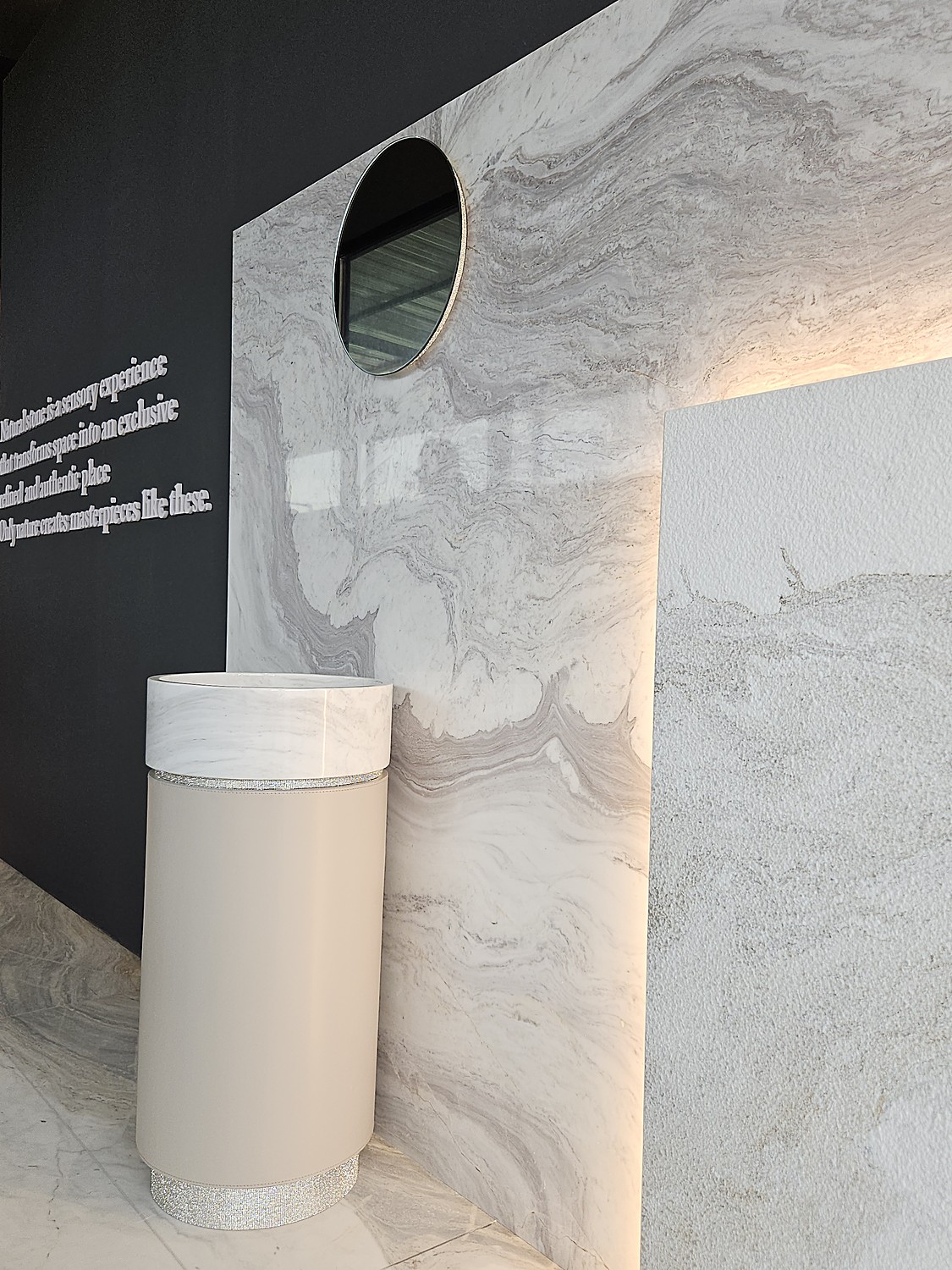 Lavabo cilindrico freestanding su parete marmorea