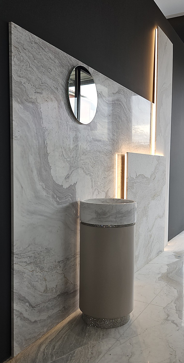 Dettaglio lavabo a colonna e specchio circolare