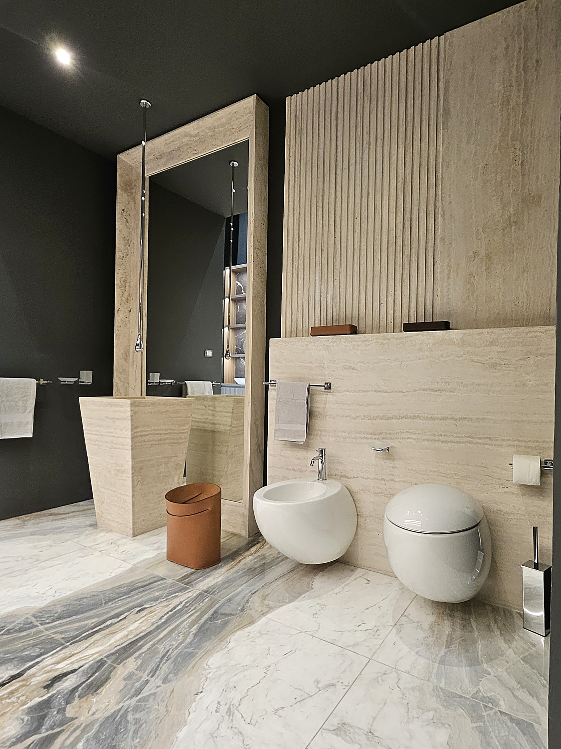 Mobile lavabo con specchio e parete boiserie