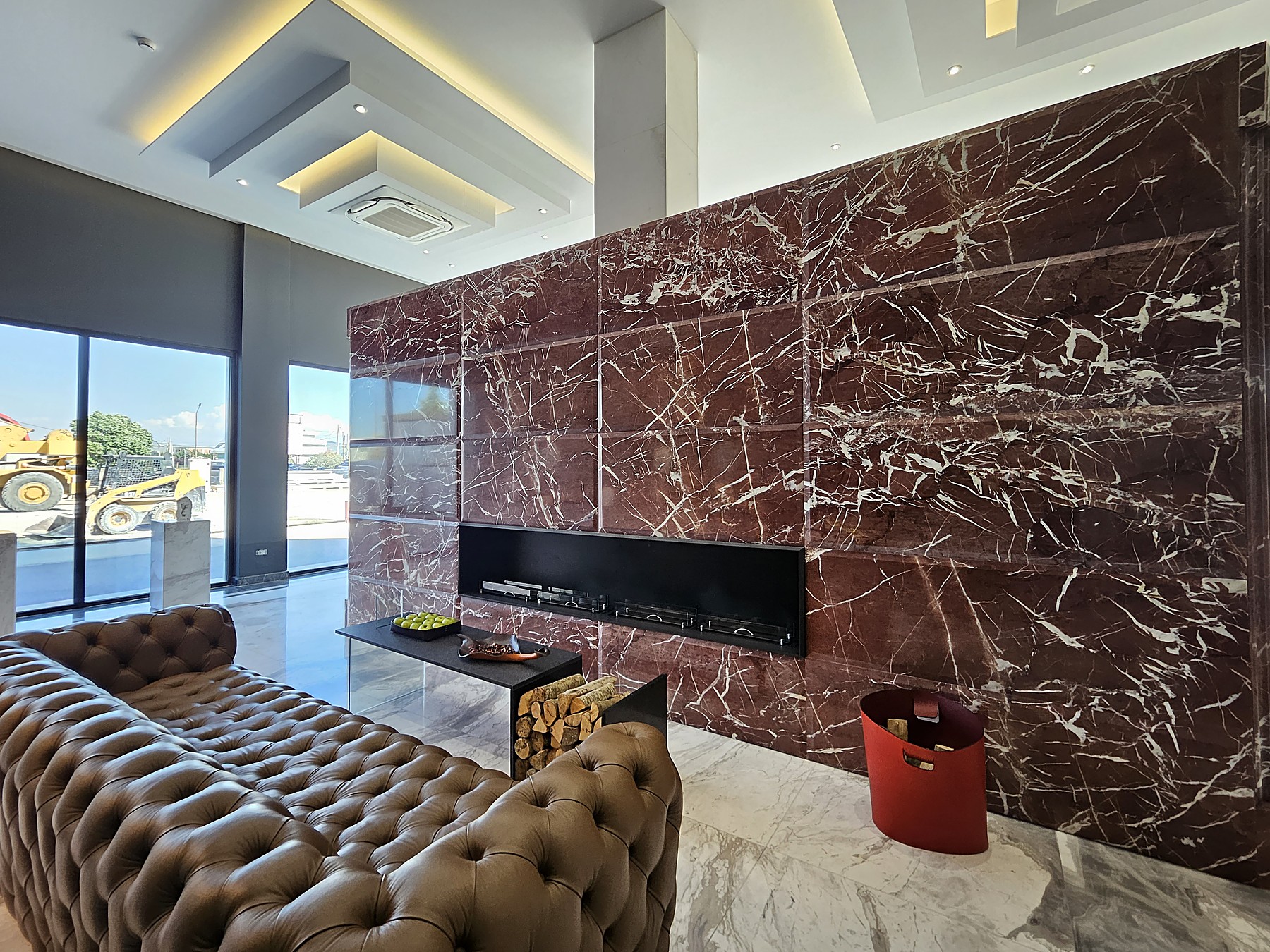 Testata letto in marmo rosso venato e zona living