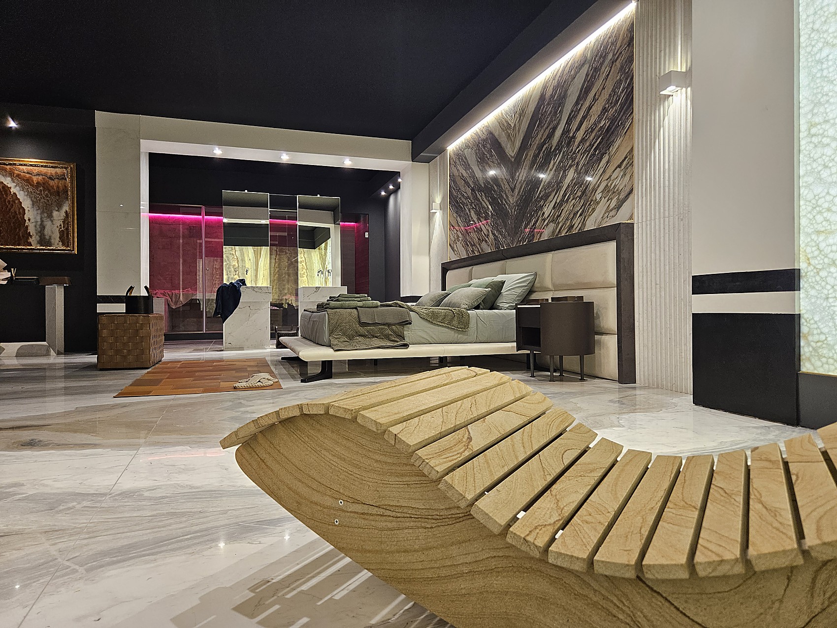 Chaise longue in legno e parete in marmo con vista a tutta altezza