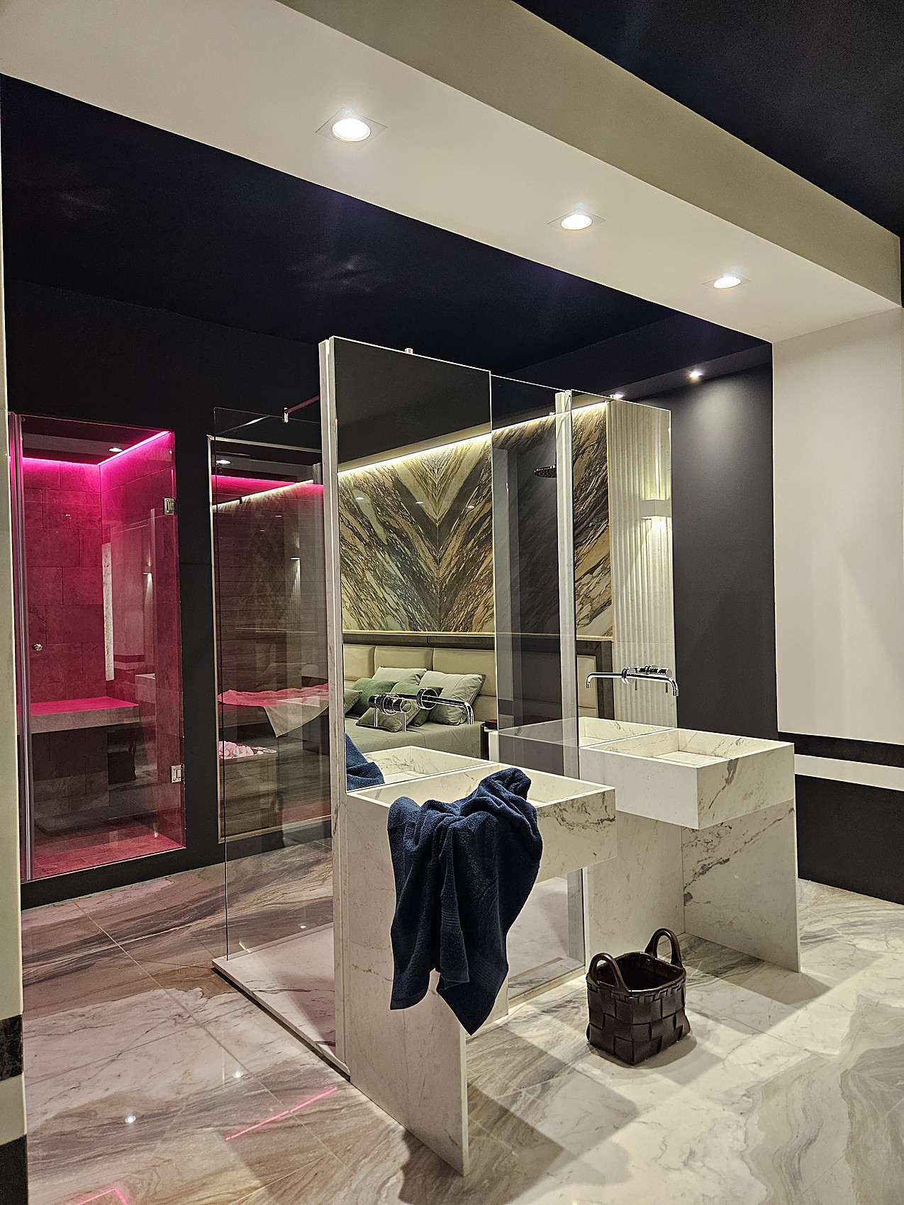 Zona spa con pareti a specchio e illuminazione soffusa