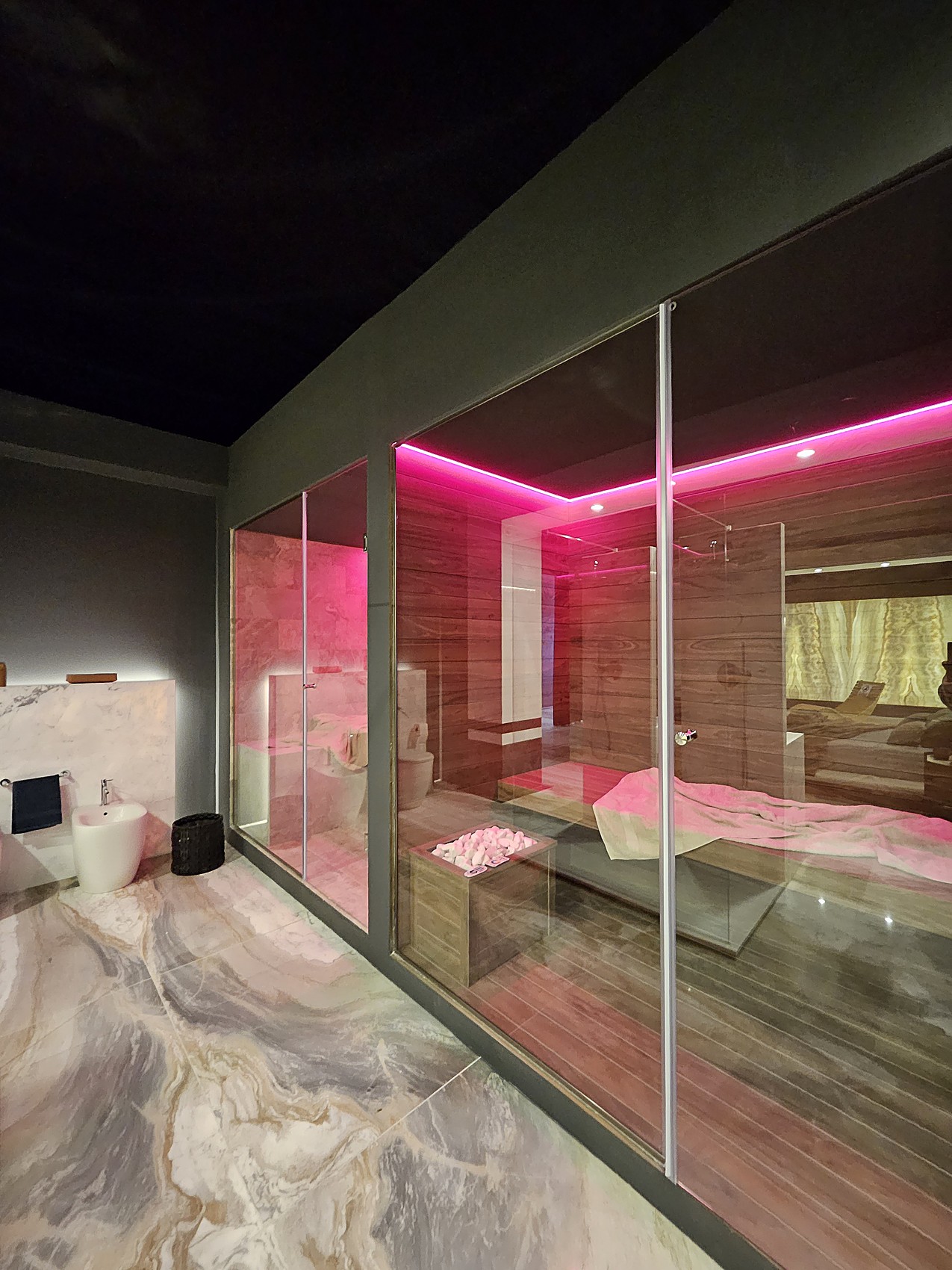 Doccia in vetro con illuminazione scenografica rosa