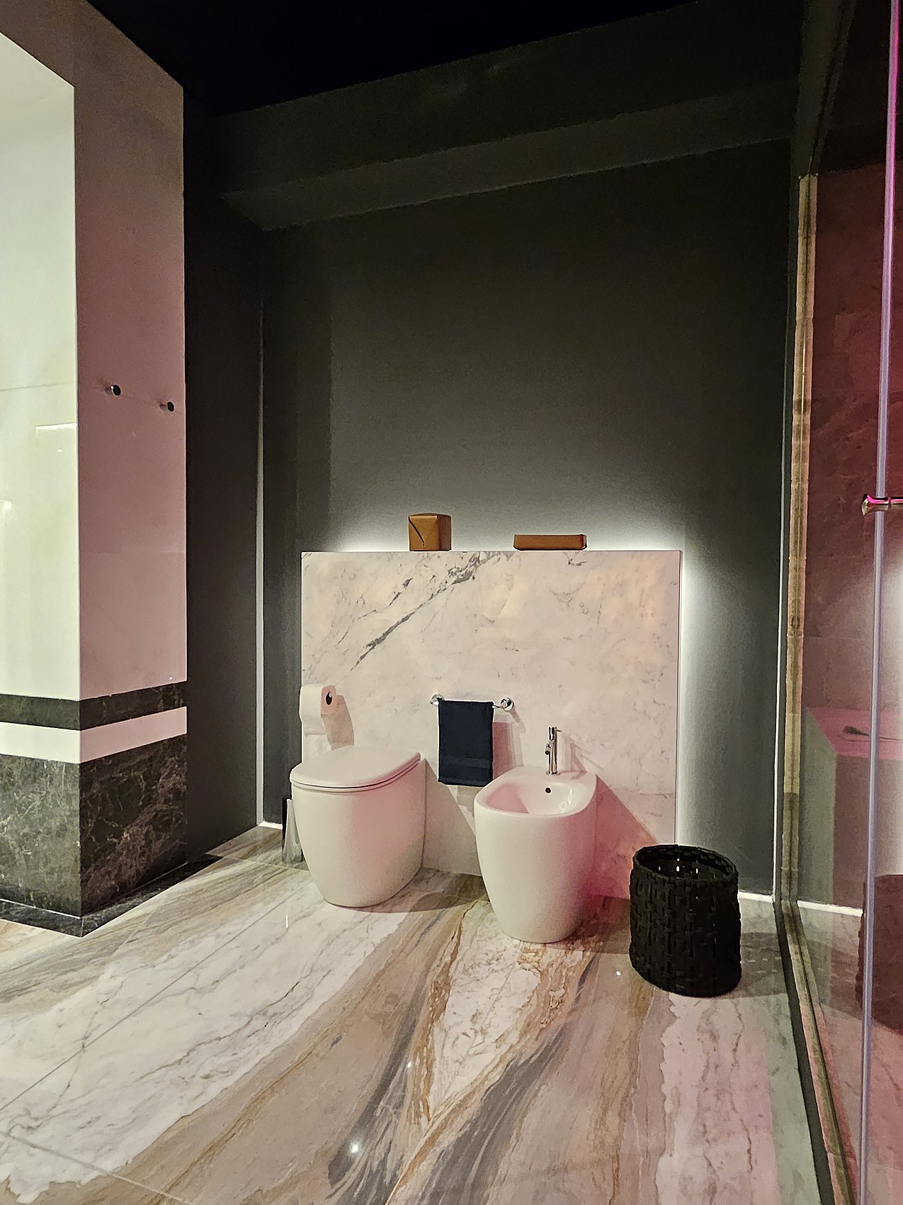 Lavabo e camino in marmo, atmosfera soffusa