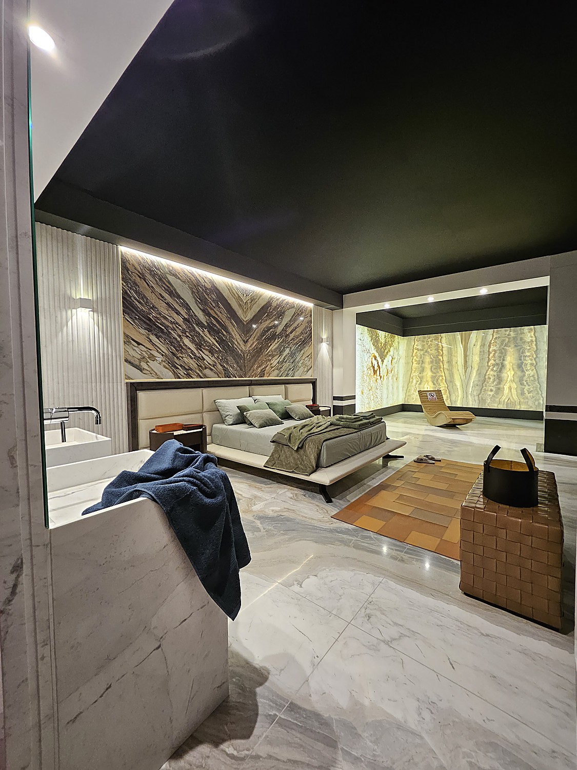 Camera dai toni scuri con soffitto a cassettoni
