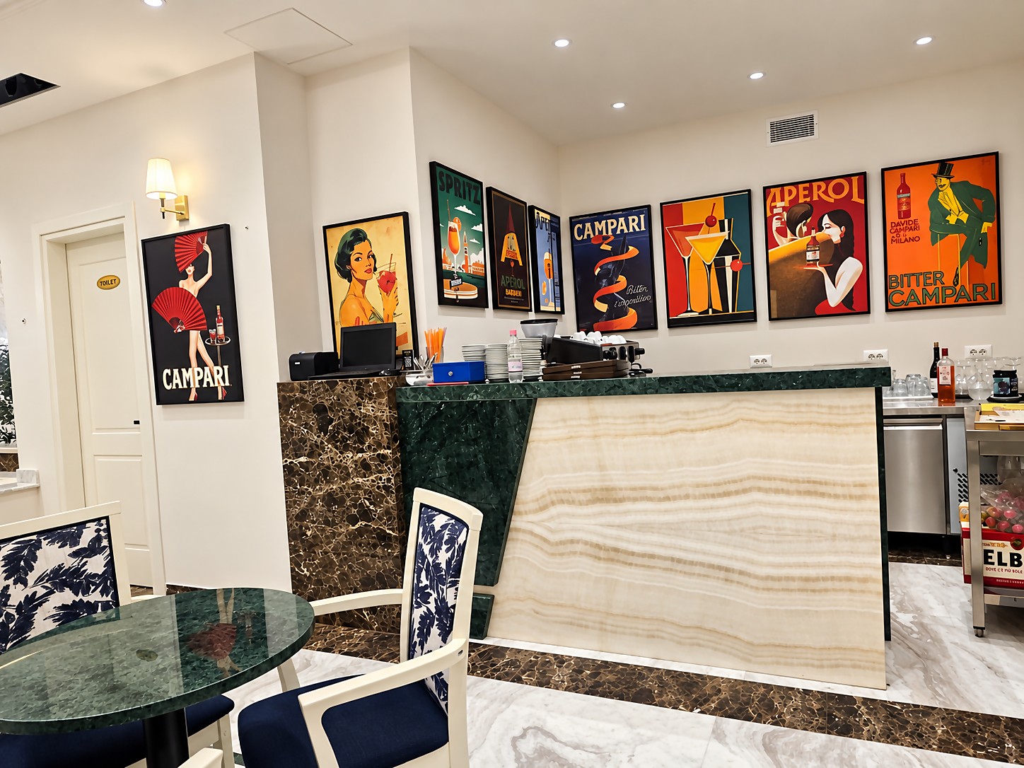 Bancone bar in marmo onice e verde, Oasis Hotel