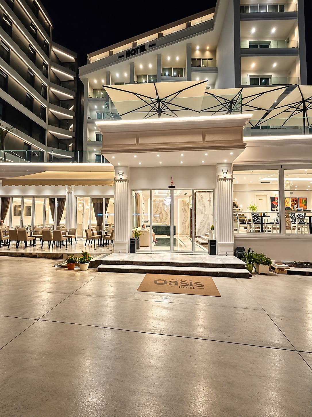 Facciata dell'hotel by night