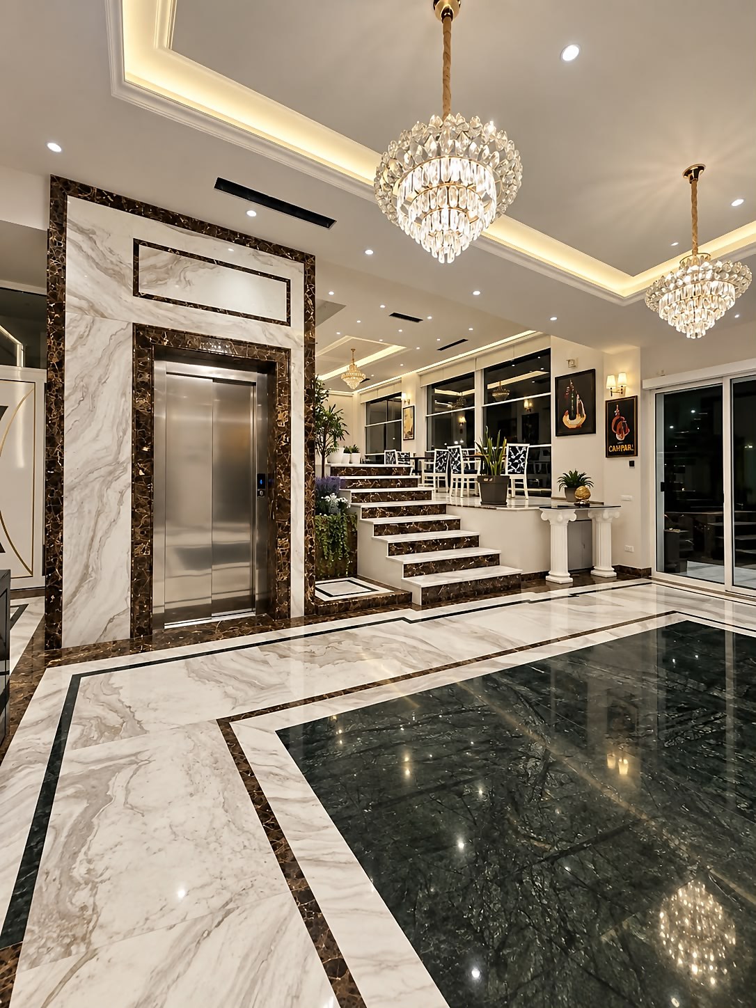 Hall con ascensore rivestito in marmo