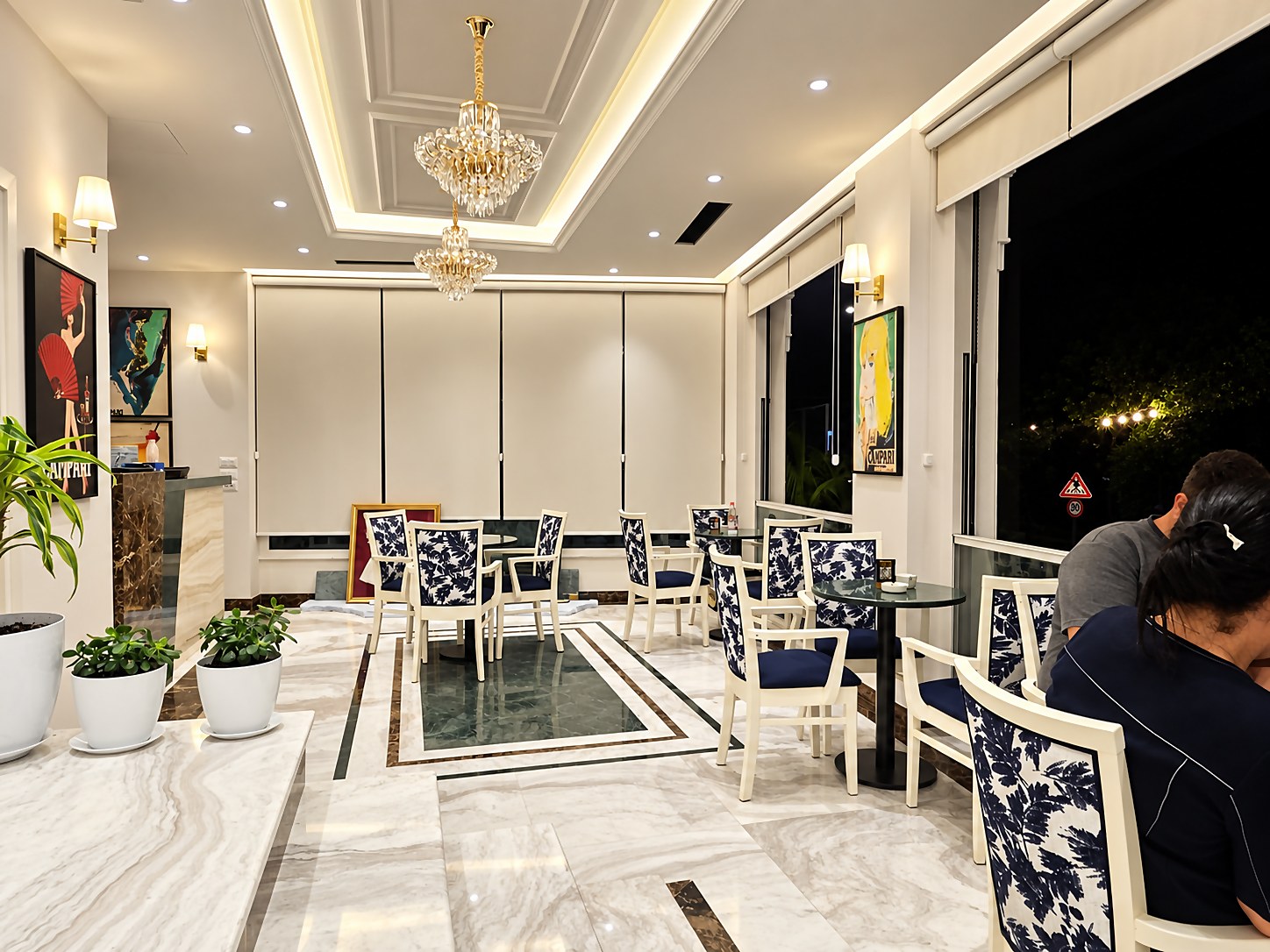 Sala caffetteria con pavimento intarsiato