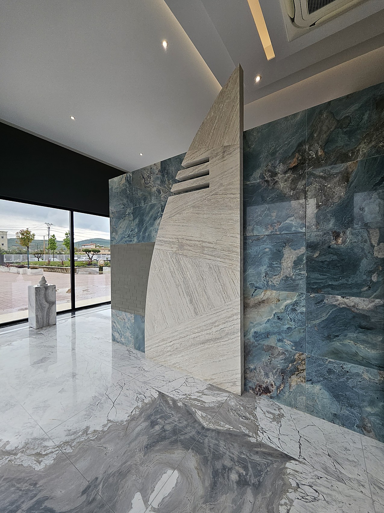 Quinta scultorea in travertino e onice blu