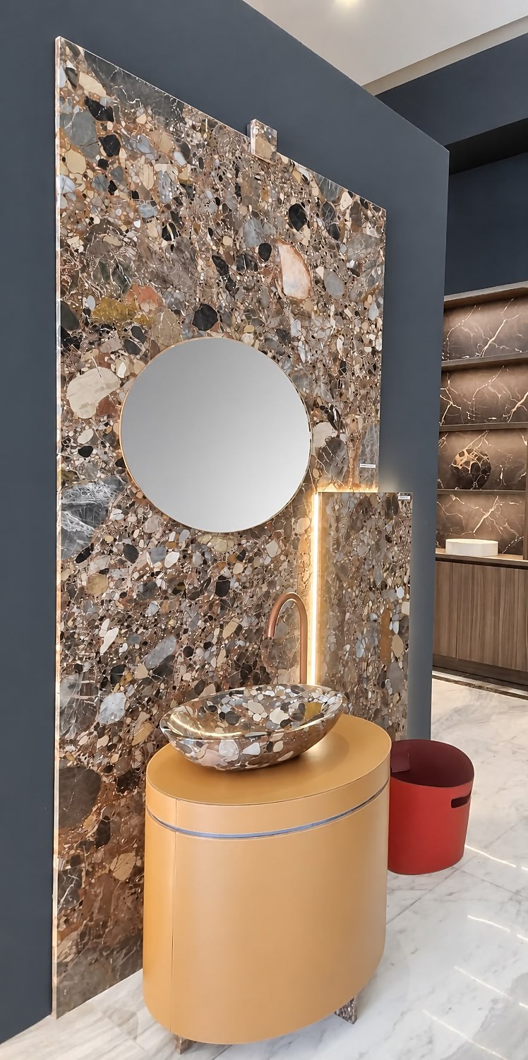 Vanity in marmo breccia con rubinetto in rame