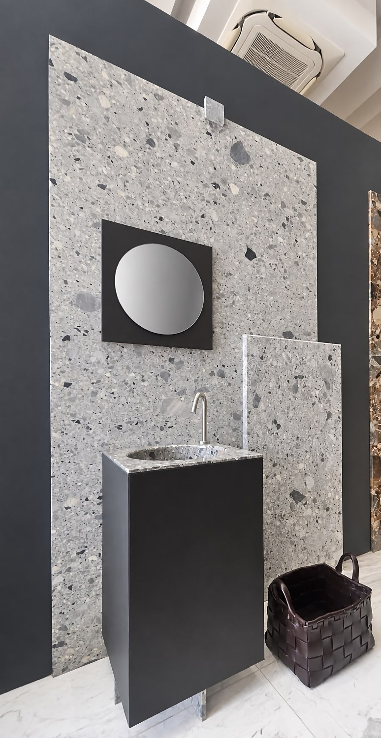 Vanity in marmo e terrazzo grigio