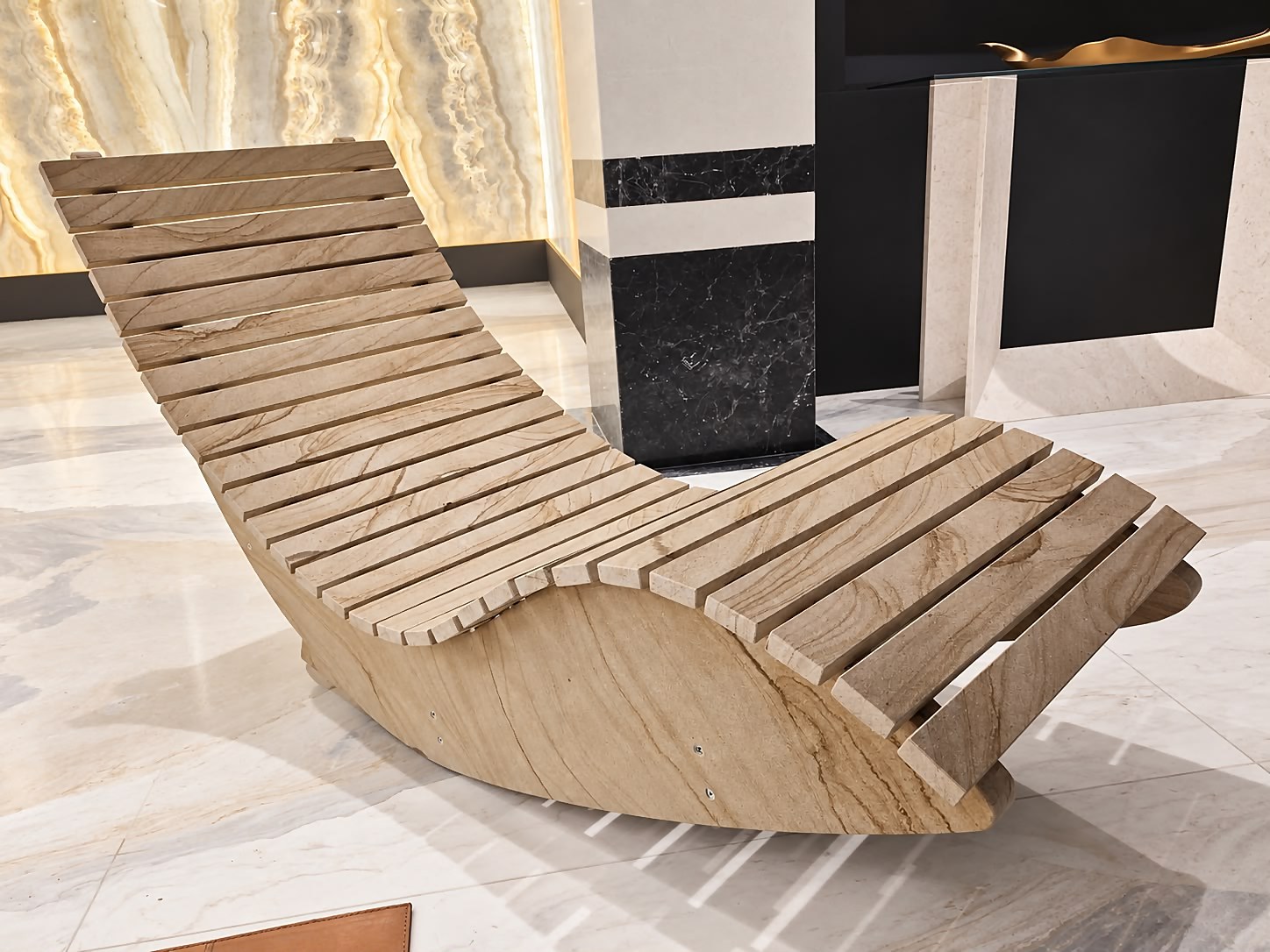 Chaise longue a dondolo in pietra