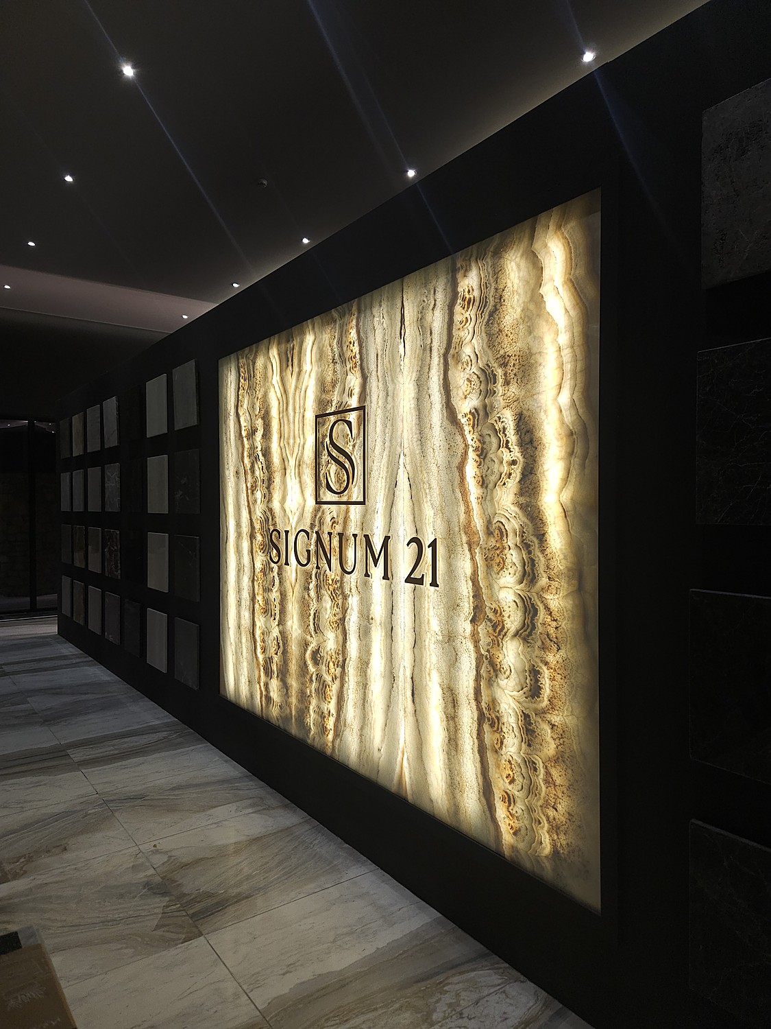 Parete in onice retroilluminata con logo Signum 21